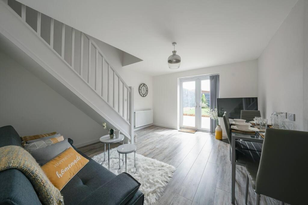 Stylish 2-Bed Home - For Company Contractor And Leisure Stays - Nec, Airport, Hs2, Contractors, Resort World Birmingham Ngoại thất bức ảnh