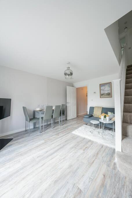 Stylish 2-Bed Home - For Company Contractor And Leisure Stays - Nec, Airport, Hs2, Contractors, Resort World Birmingham Ngoại thất bức ảnh