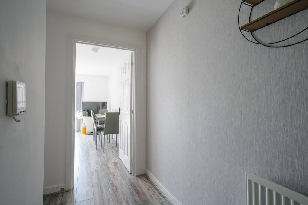 Stylish 2-Bed Home - For Company Contractor And Leisure Stays - Nec, Airport, Hs2, Contractors, Resort World Birmingham Ngoại thất bức ảnh